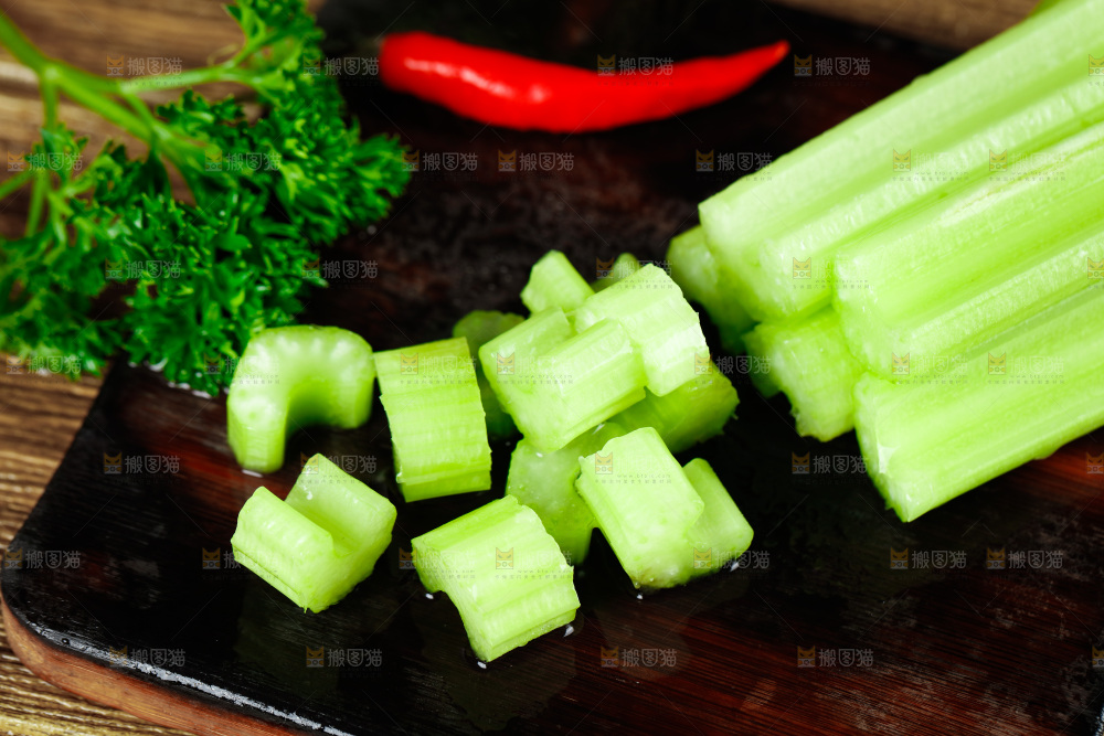 黑石板上的西芹丁
