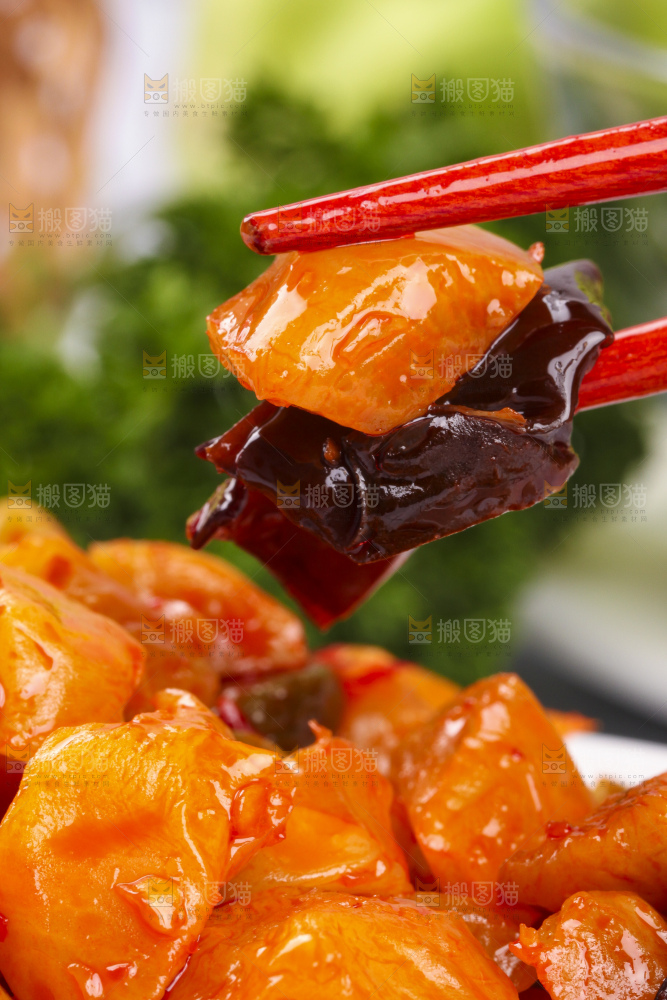 筷子上夹着腌制榨菜
