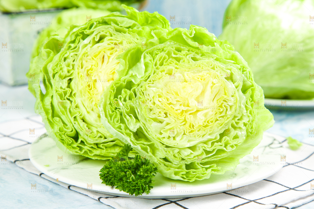 盘子里装着球生菜