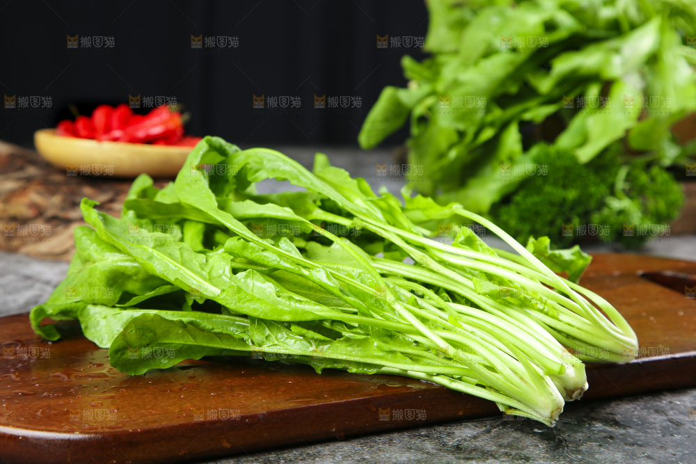 篮子里装着芥菜