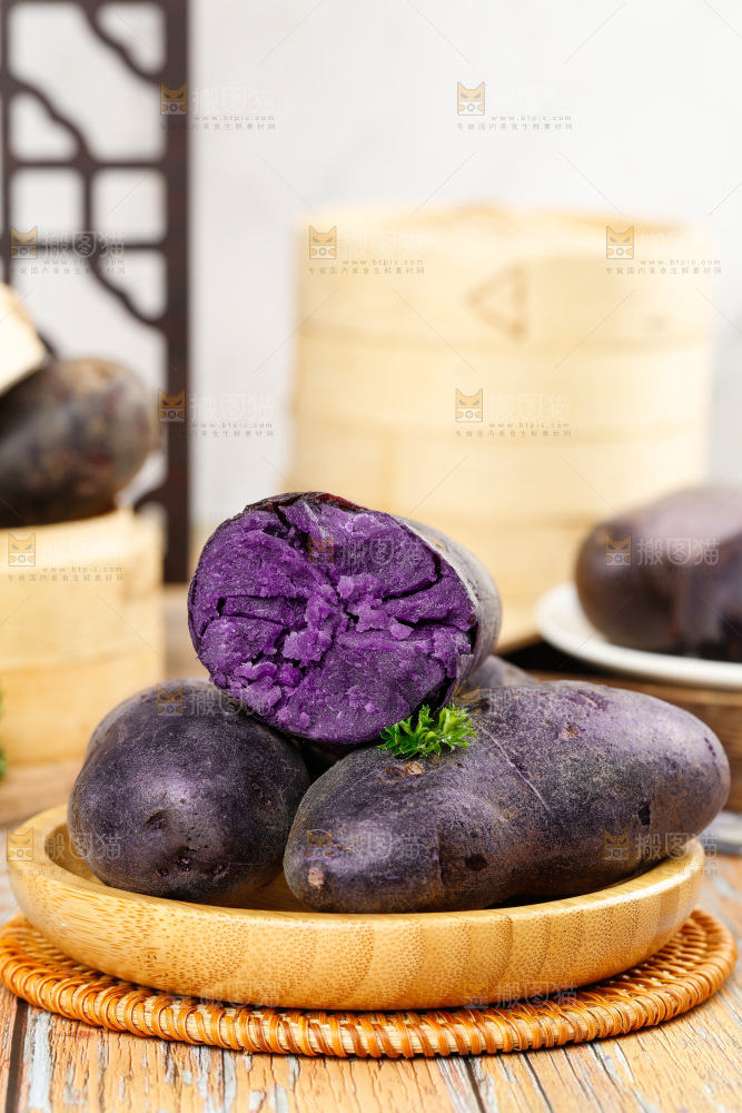 盘子里装着黑紫马铃薯