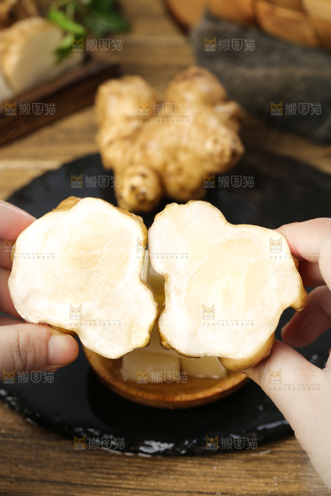 手里拿着地姜