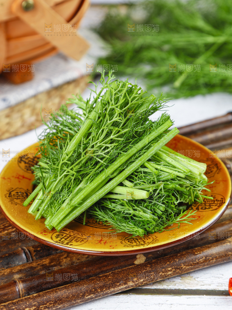 盘子里装着农家茴香菜