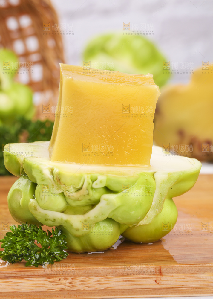 木板上放着涪陵榨菜