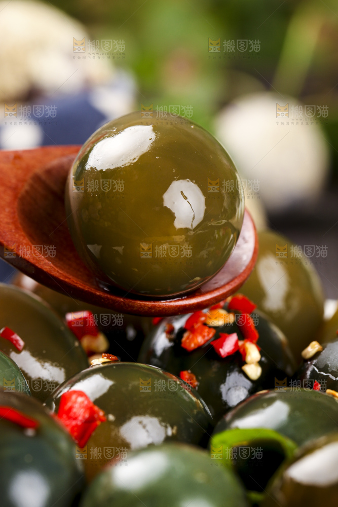 盘子里装着溏心珍珠小皮蛋