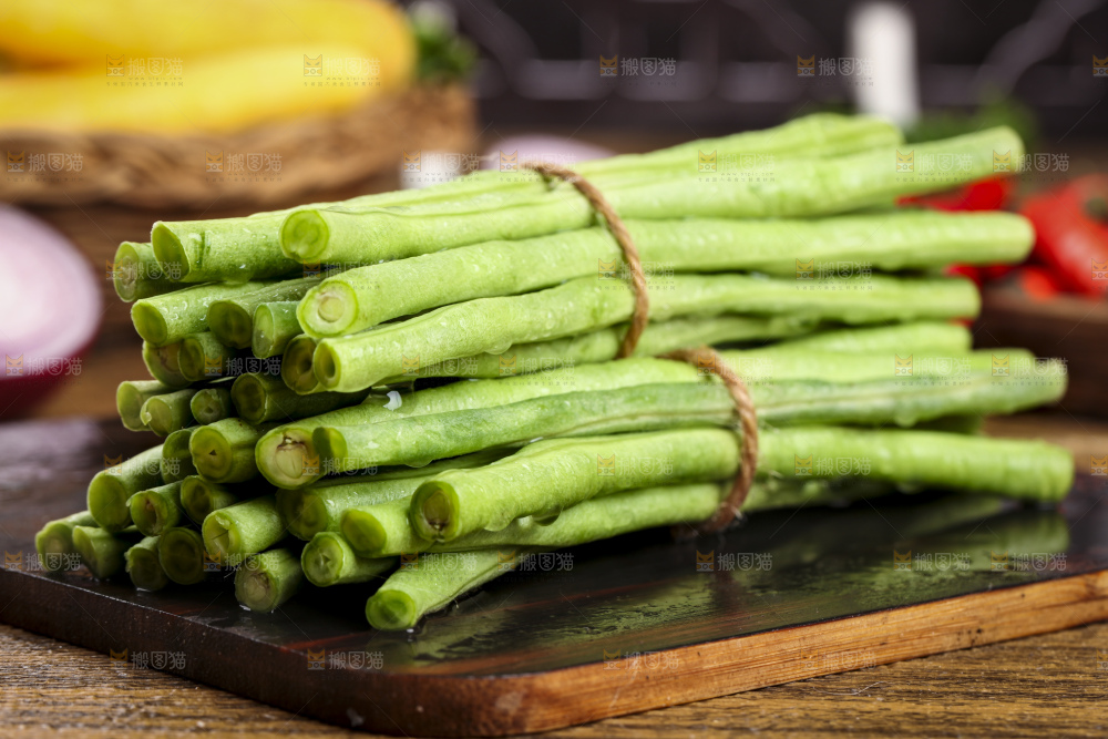 木板上放着一盘新鲜豆角