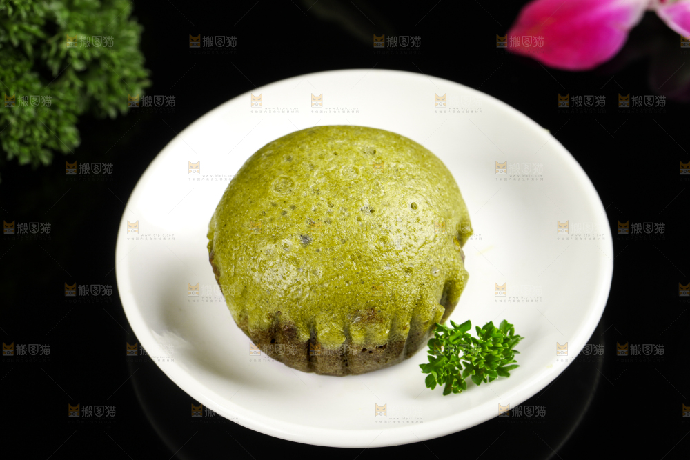 盘子里装着马拉糕