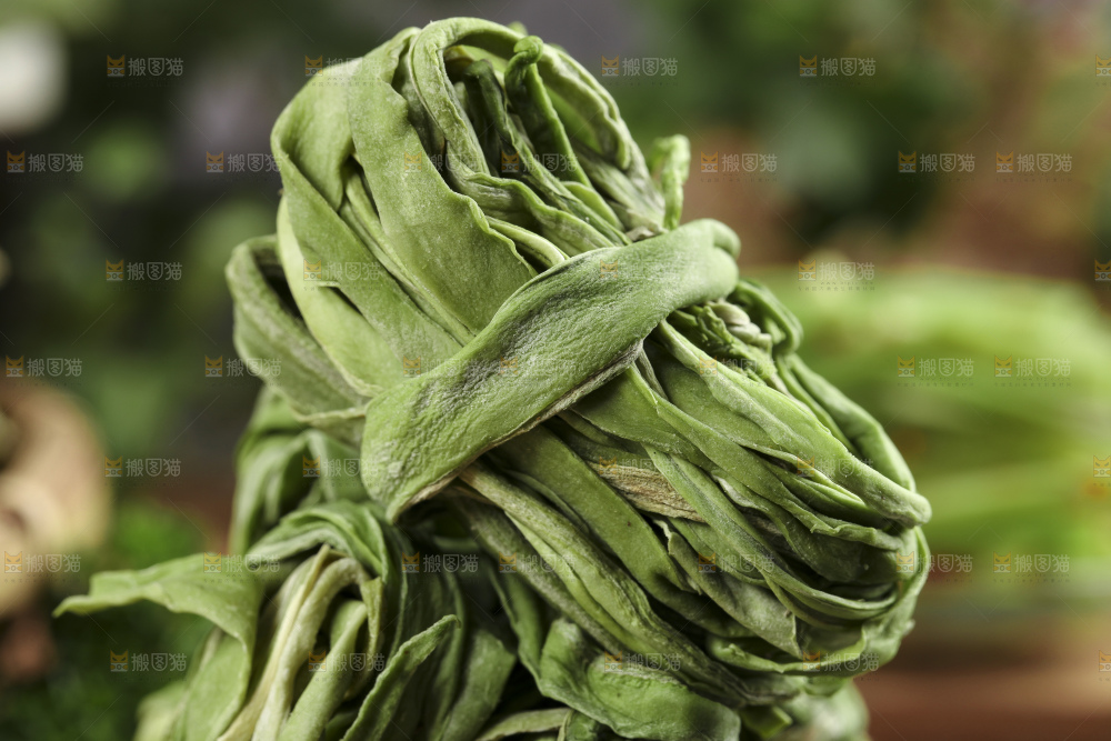 篮子里的干苔菜