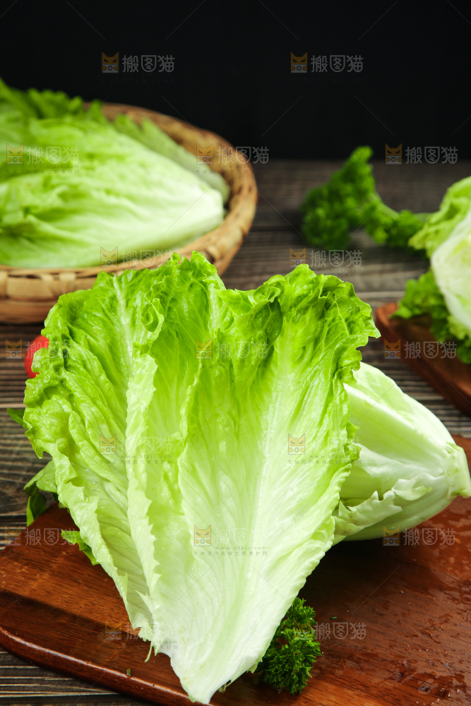 木板上放着新鲜生菜