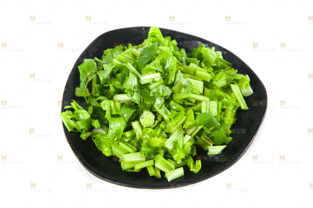 白底上放着一盘香菜