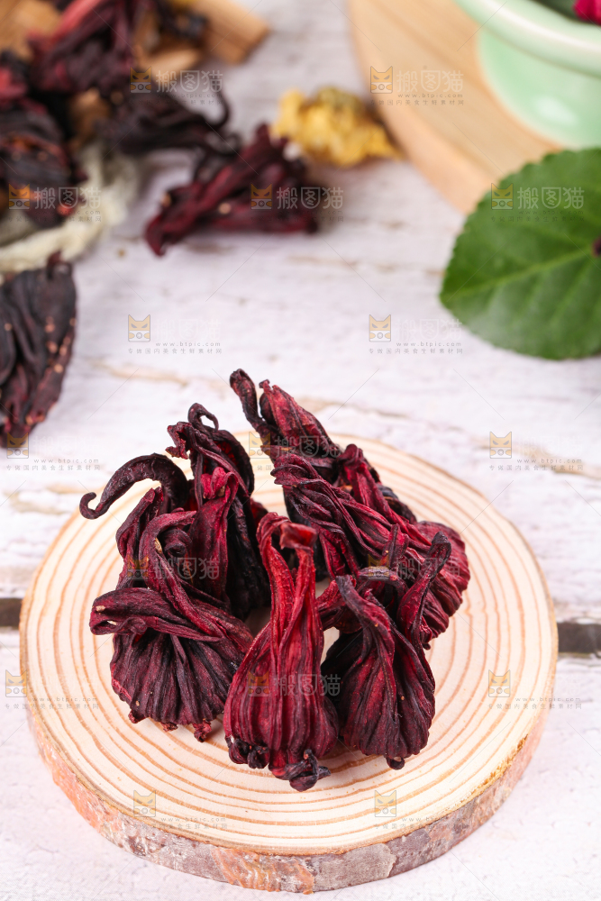 木底上放着玫瑰茄干