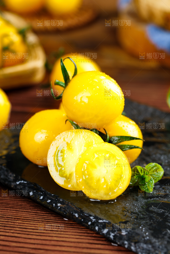 黑石板上切开的黄金圣女果