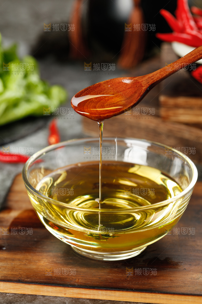 木板上放着一碗食用油
