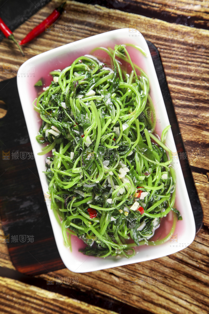 一盘蒜蓉苋菜放在木底上