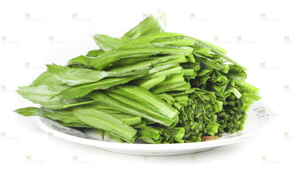 一盘切开的刺香菜放在白底上
