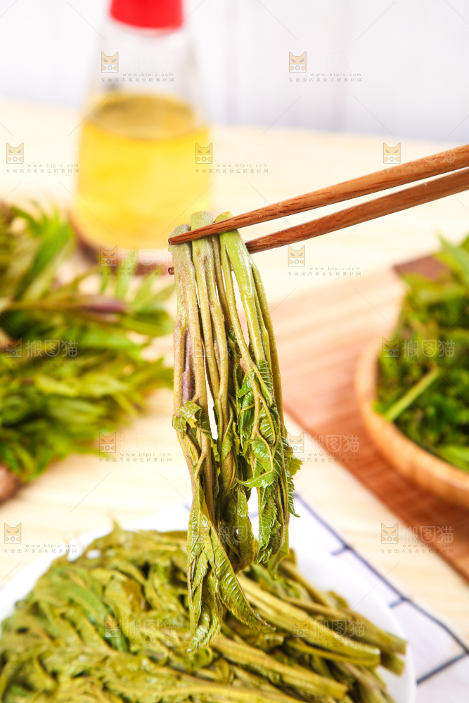 筷子夹着香椿芽