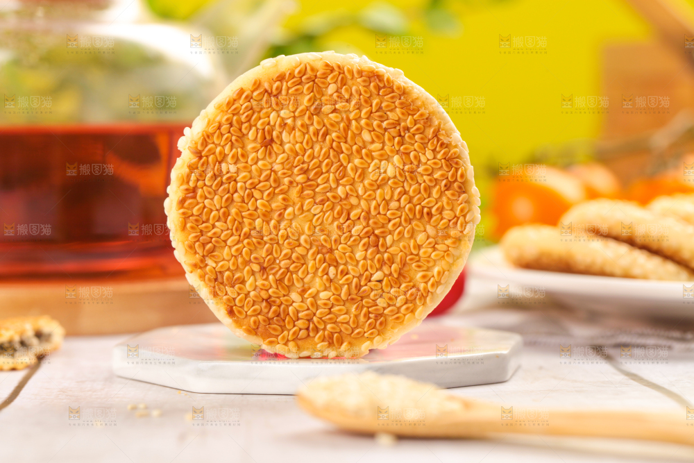 石板上放着芝麻馅饼