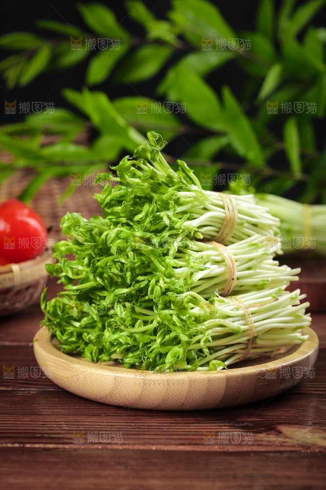 木板上放着豌豆芽