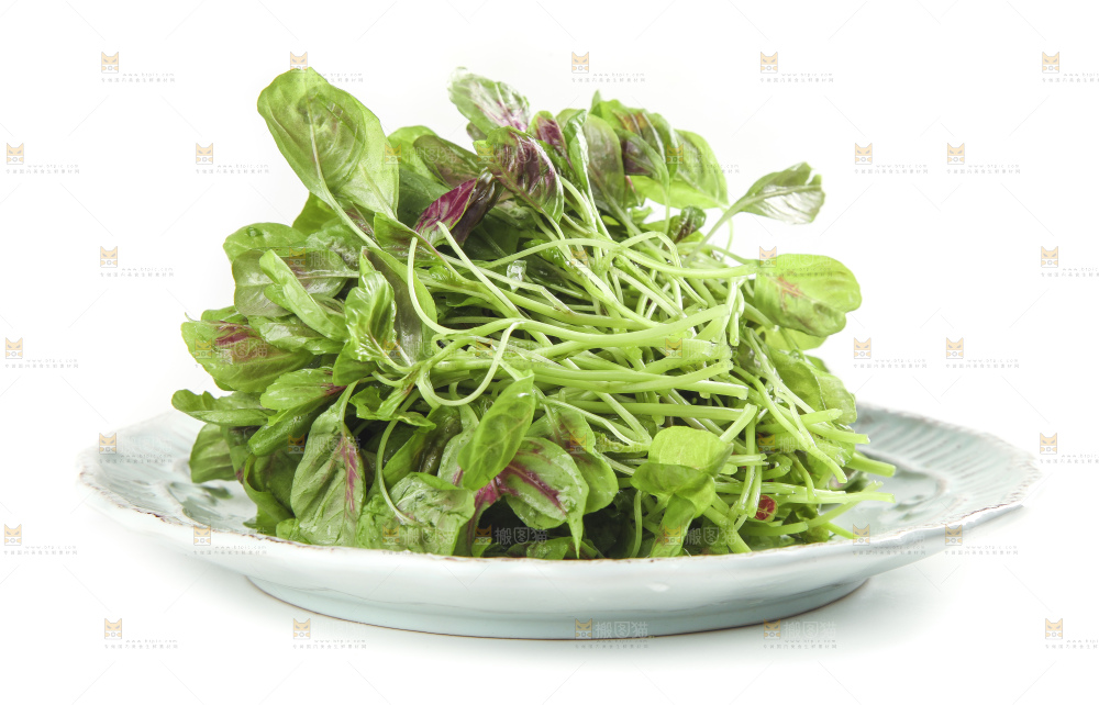白底上放着一盘红苋菜