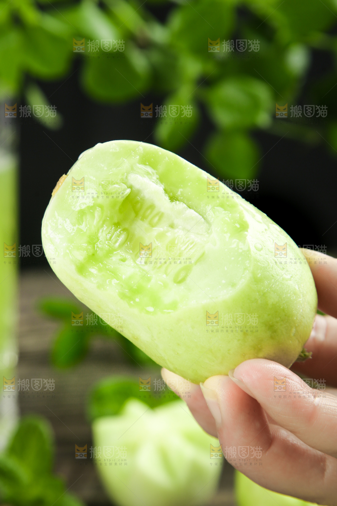 手拿咬开的玉女黄瓜