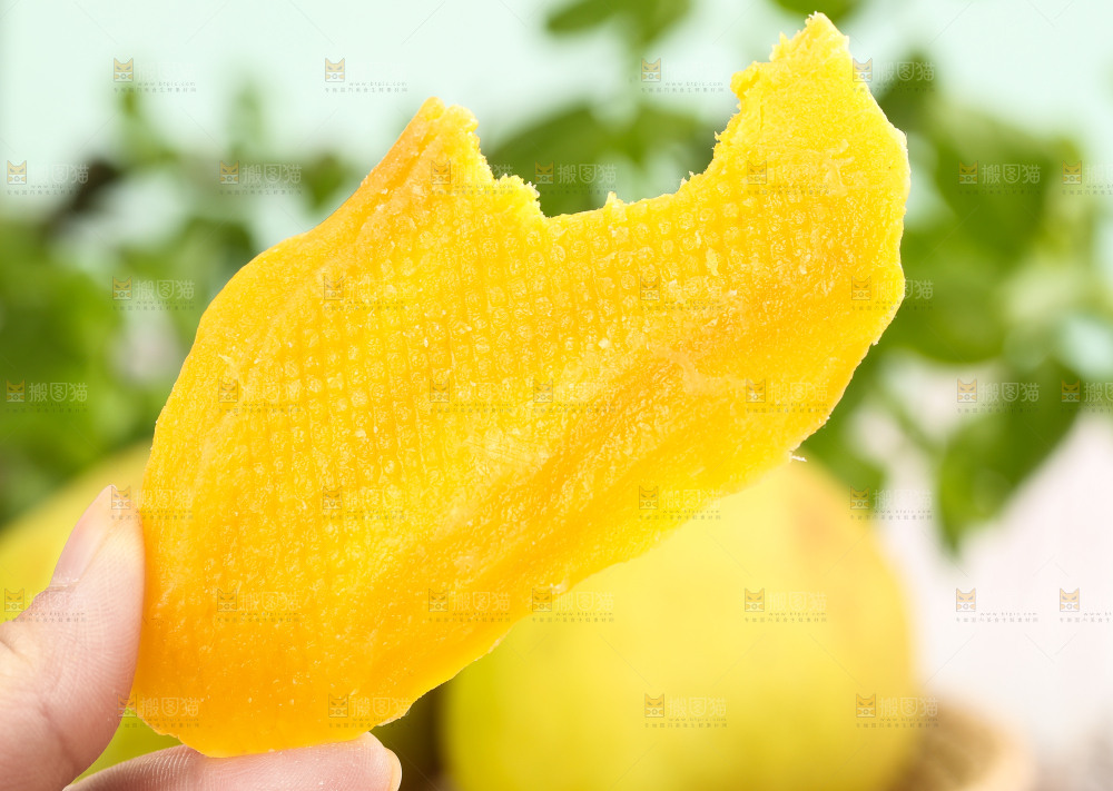 手拿芒果干