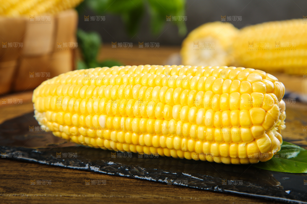 黑石板上的新鲜玉米