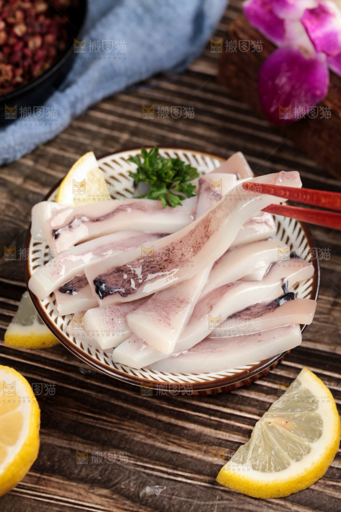 盘子里装着鱿鱼条