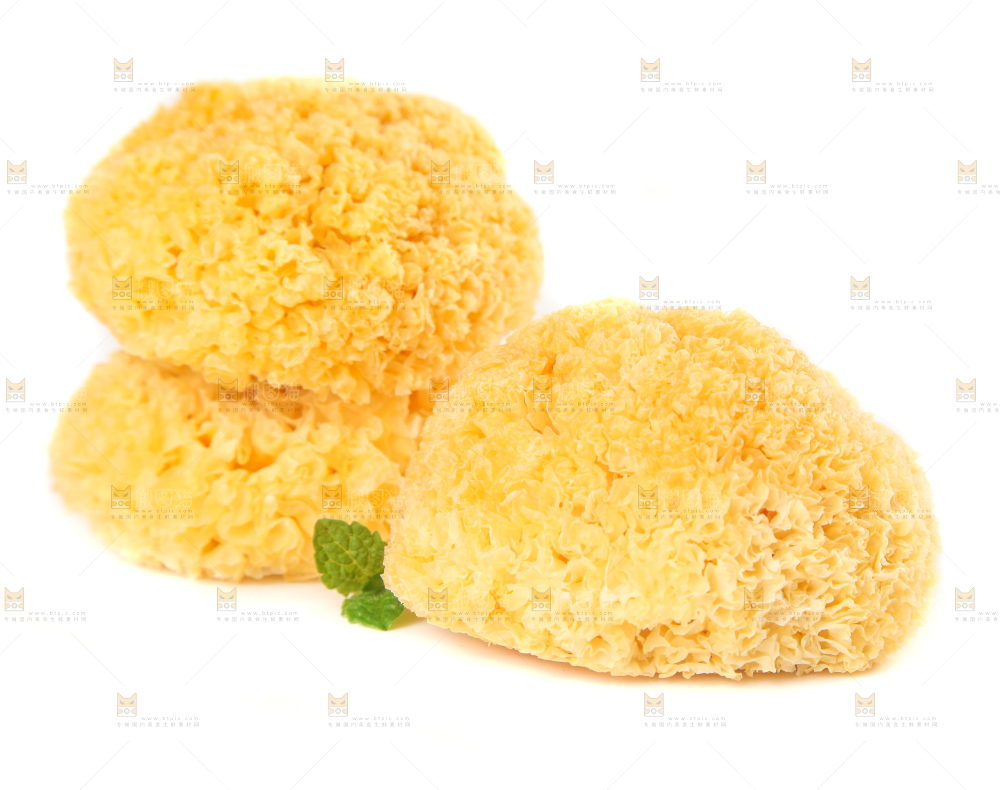 一堆糯银耳堆在白底上