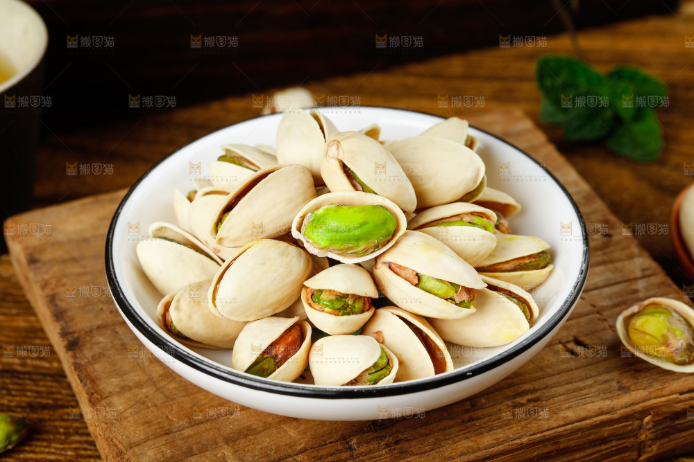 白底上放着一盘绿仁果