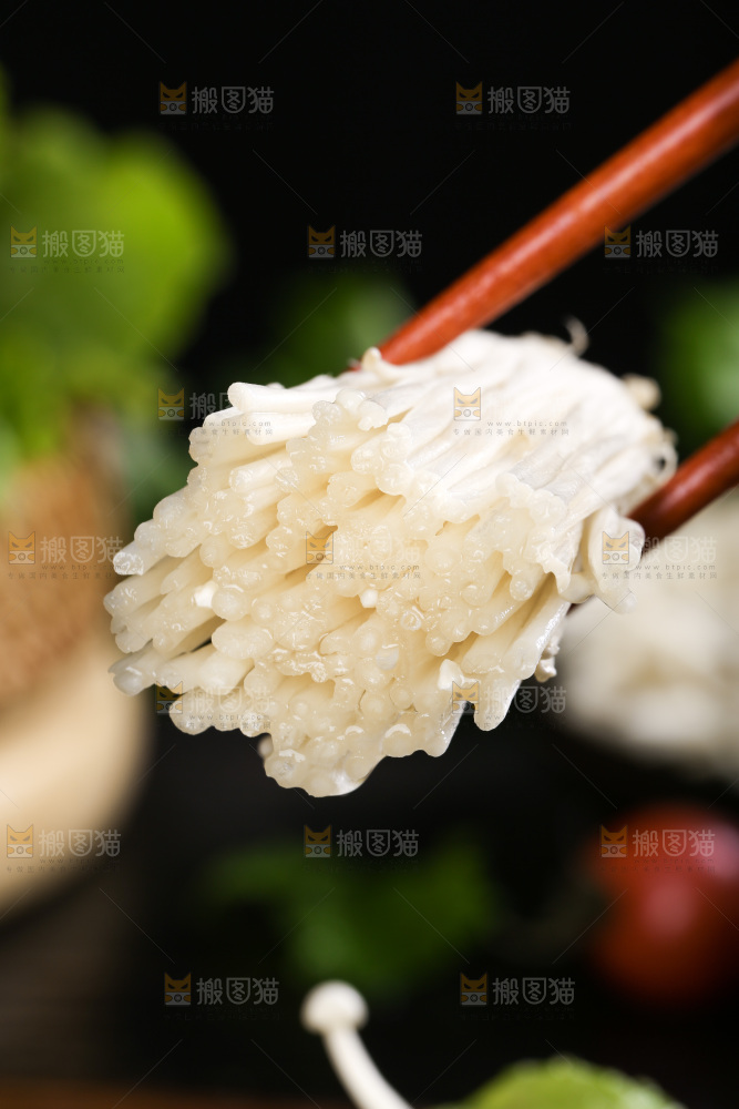 筷子夹着金针菇
