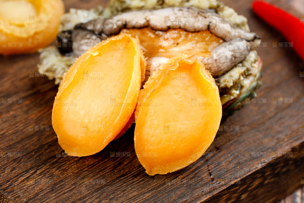 木底上的北海鲍鱼干