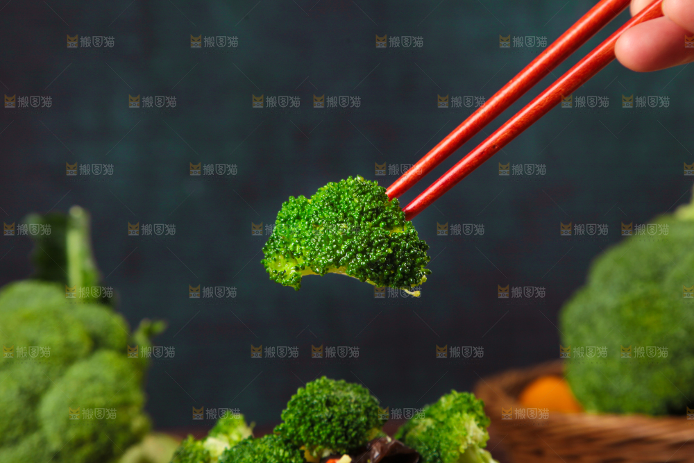 筷子夹着西兰花