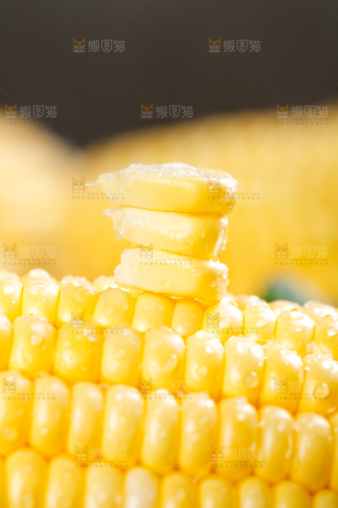 深底上放着玉米粒