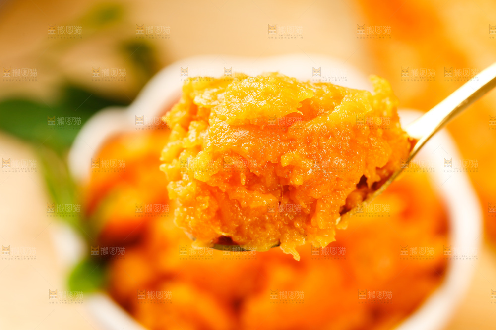 碟子里装着蜜薯果肉