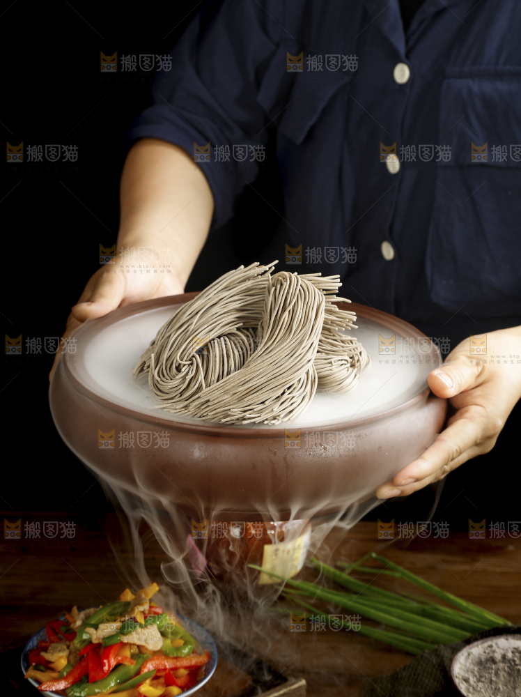 手拿一盘荞麦面