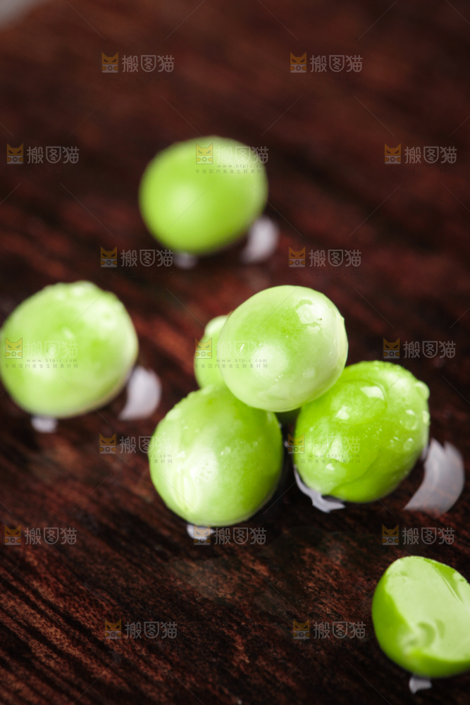 木板上摆放着云南新鲜豌豆