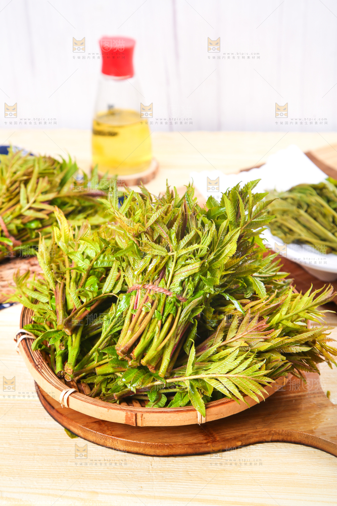 一盘沂蒙山香椿芽放在木底上
