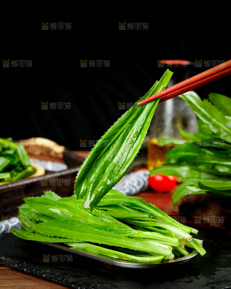 筷子夹着云南大香菜