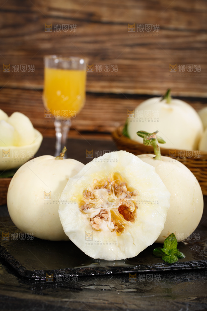 黑底上放着掰开的阎良甜瓜