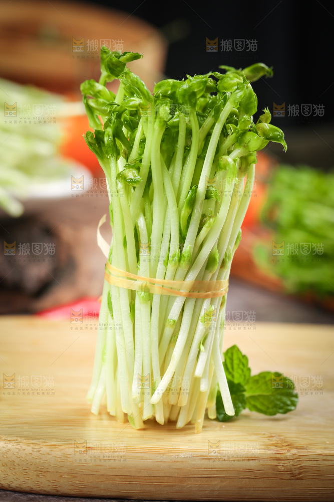 木板上放着豌豆芽