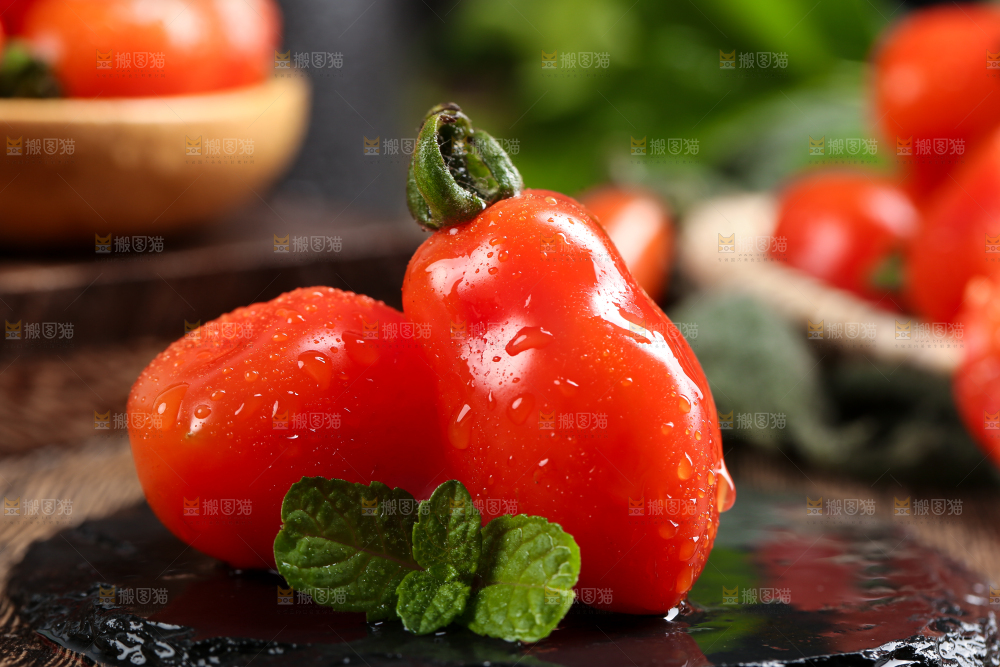 木底上放着一盘409花生柿子