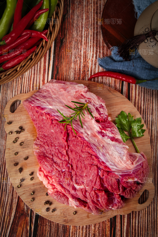 木板上的牛腱子肉