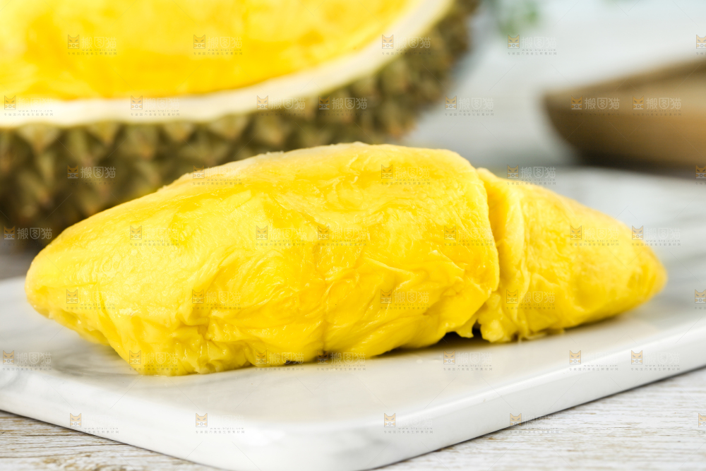 石板上放着新鲜榴莲果肉