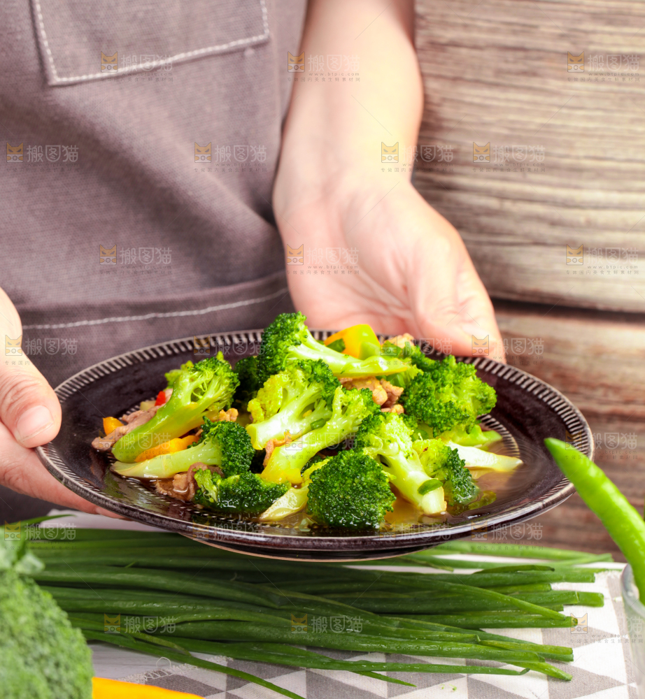 手拿一盘西兰花炒肉