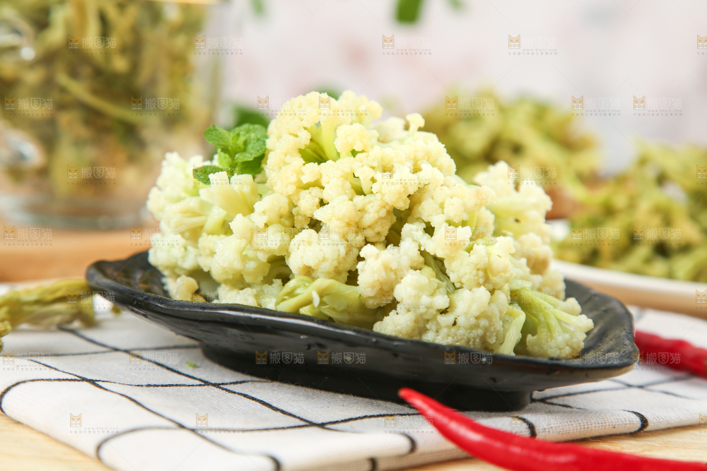 格子布上放着一盘花椰菜干