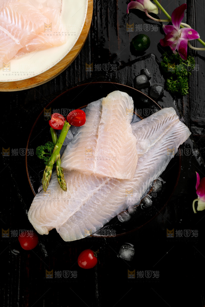 黑底上放着一盘越南巴沙鱼