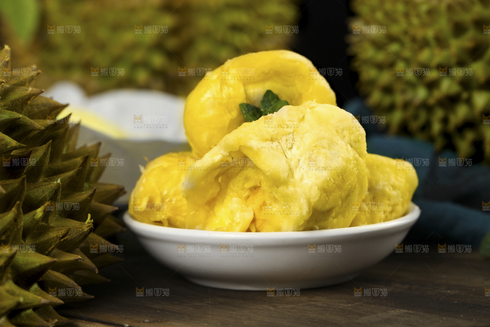 深底上的榴莲果肉