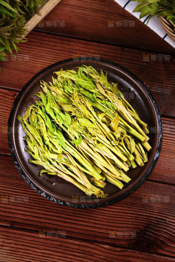 木底上放着一盘野生香椿芽