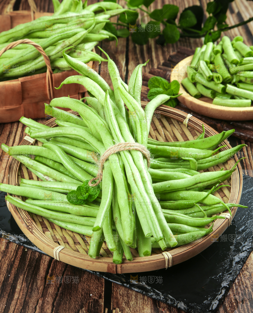 黑石板上的新鲜四季豆