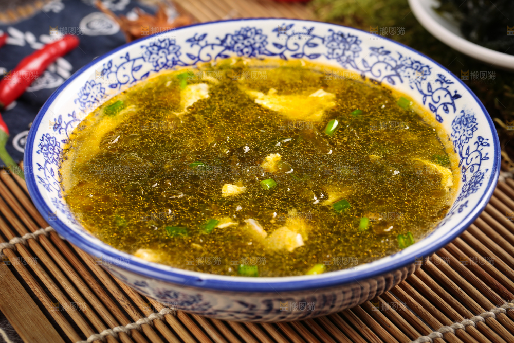 碗里装着地皮菜鸡蛋汤